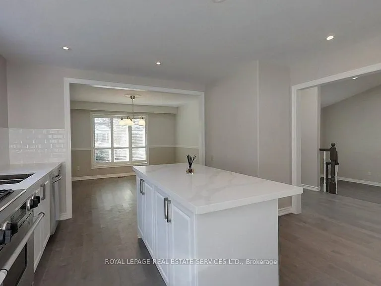 141 Castle Cres — Photo 8