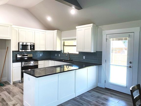 3rd image of 806 W Carley Dr