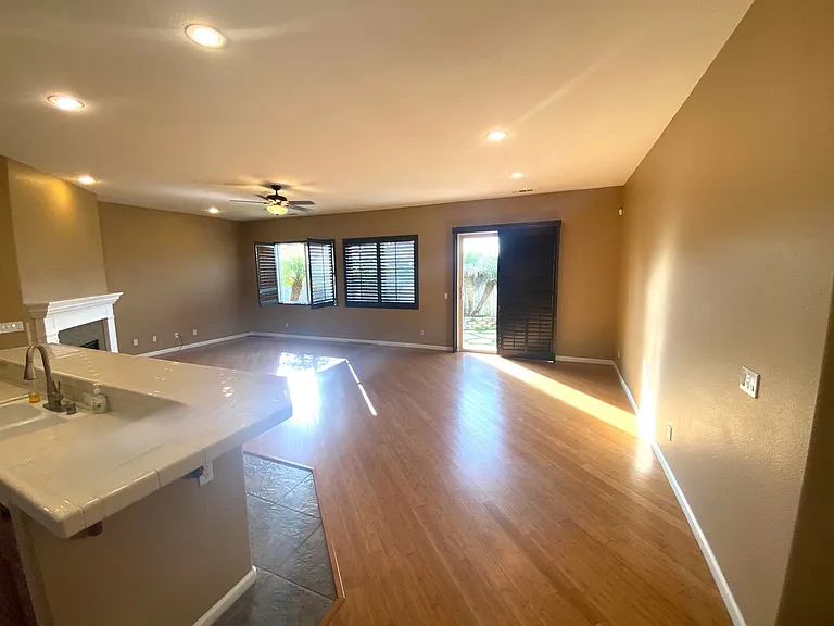 2527 Elliott St — Photo 5
