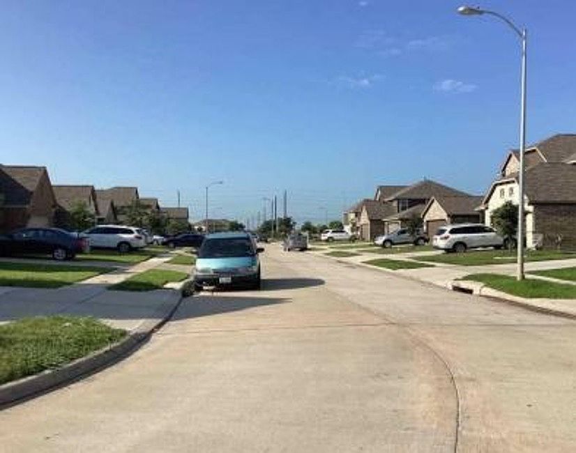 Exterior Neighborhood (street photo)