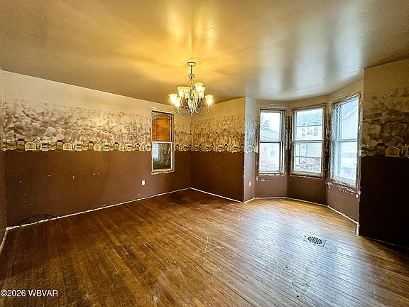 5th image of 158 Center St