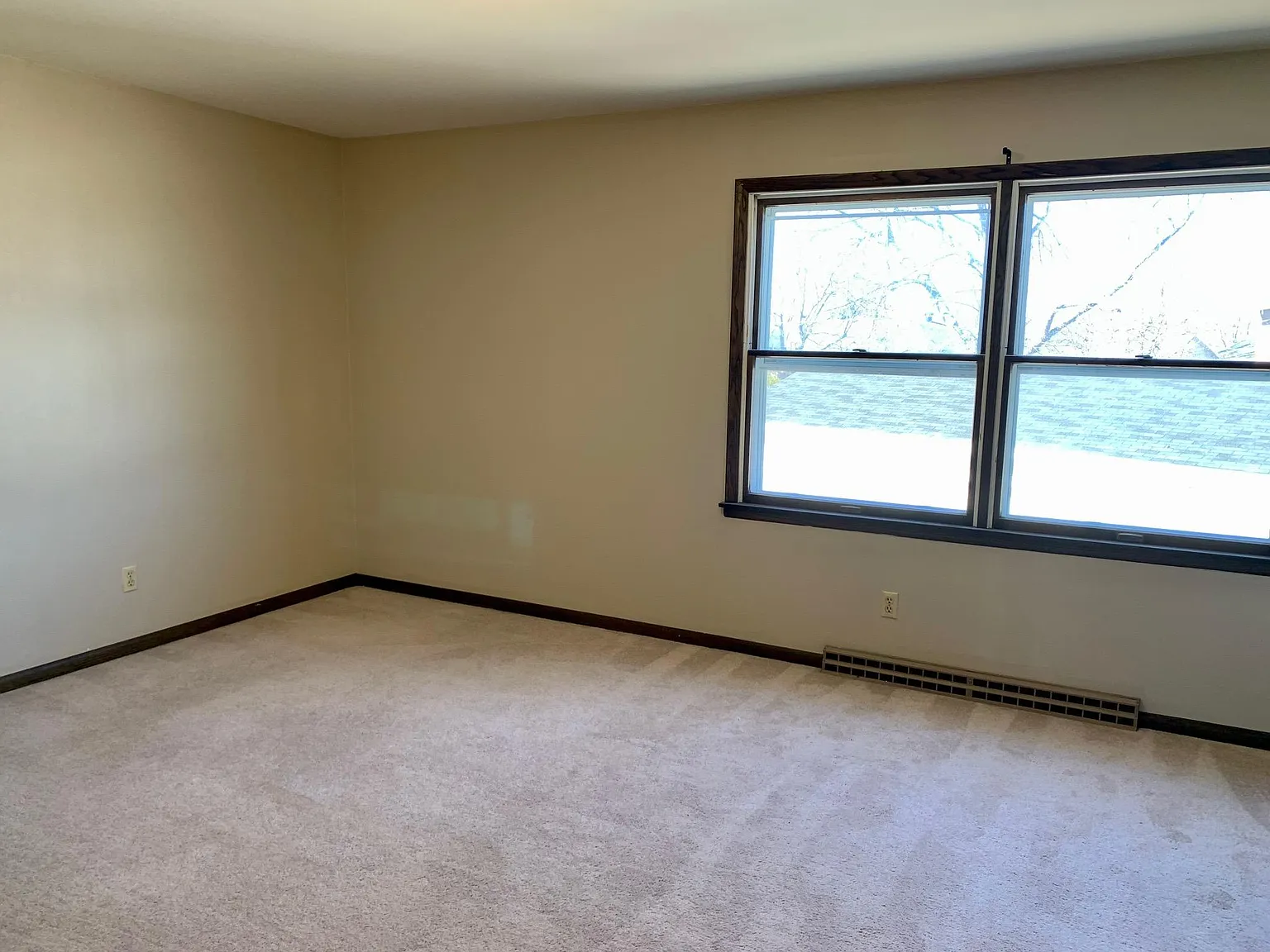 2 bed, 1.5 bath, 1300 sqft, $1,000 — Photo 2