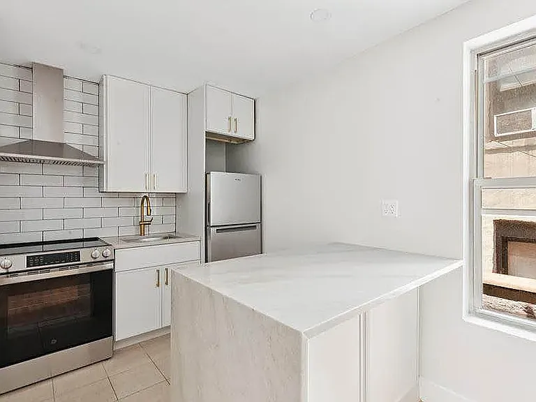 245 S 1st St #1R — Photo 1