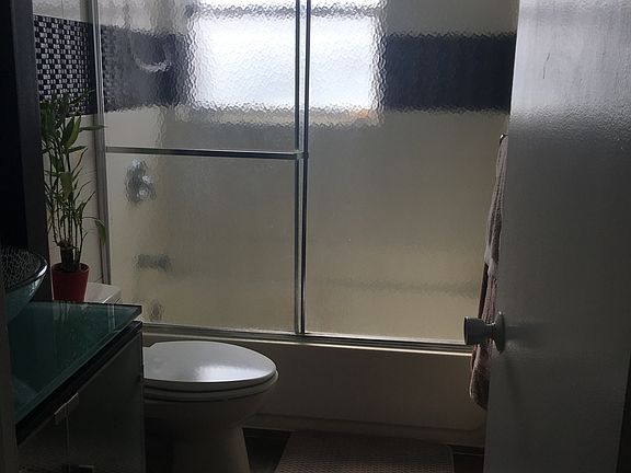 3rd image of 1881 Washington Ave #6
