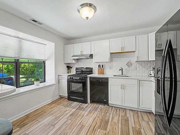 3rd image of 4912 Tulip Tree Pl #94