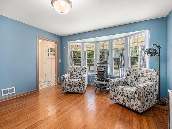 5th image of 308 W Division St