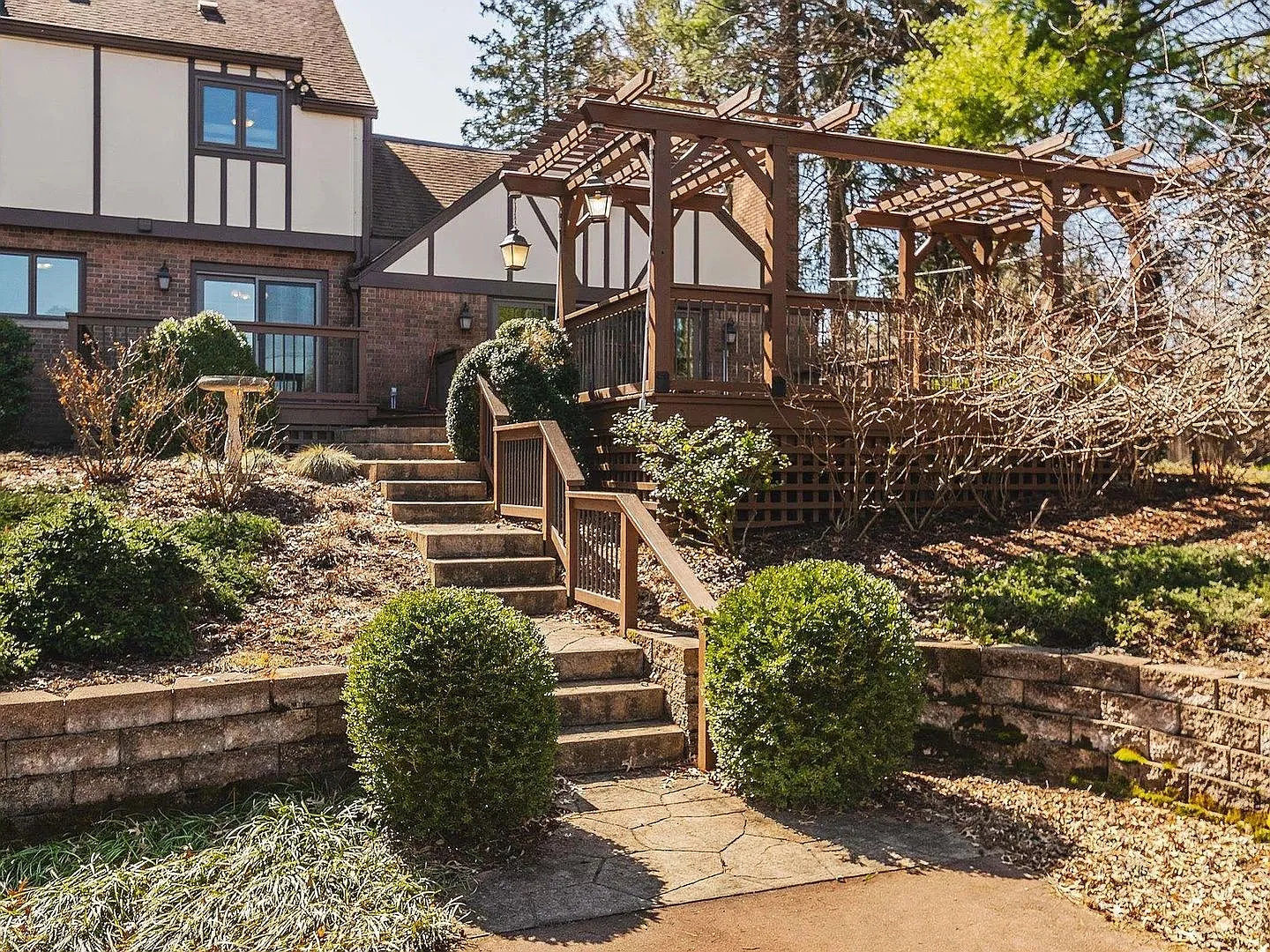 Large 5BR/3.5 Bath in Elm Heights. Available Now! — Photo 2
