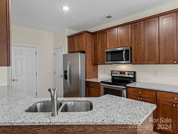 3rd image of 113 Sweet Oaks Ln