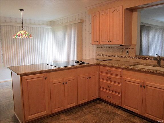 4th image of 16 Bradford Dr