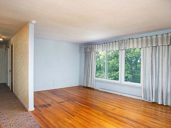 2nd image of 511 Hazel Dr