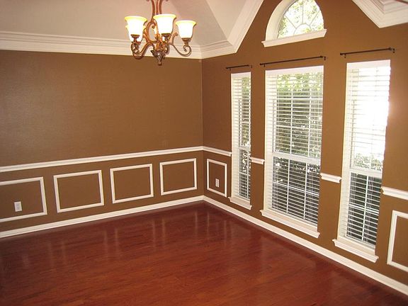 The formal dining room features crown, chairrail, and pictureframe molding!