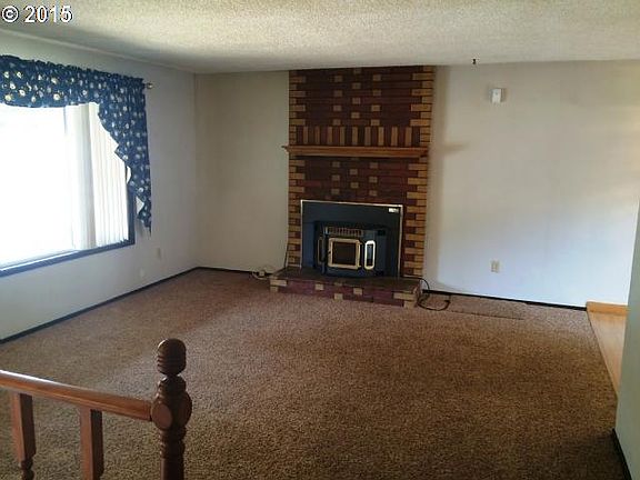2nd image of 613 NE 152nd Ave