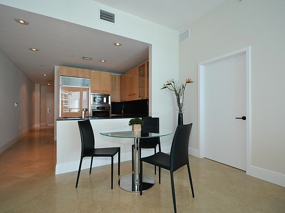 4th image of 6799 Collins Ave #4011