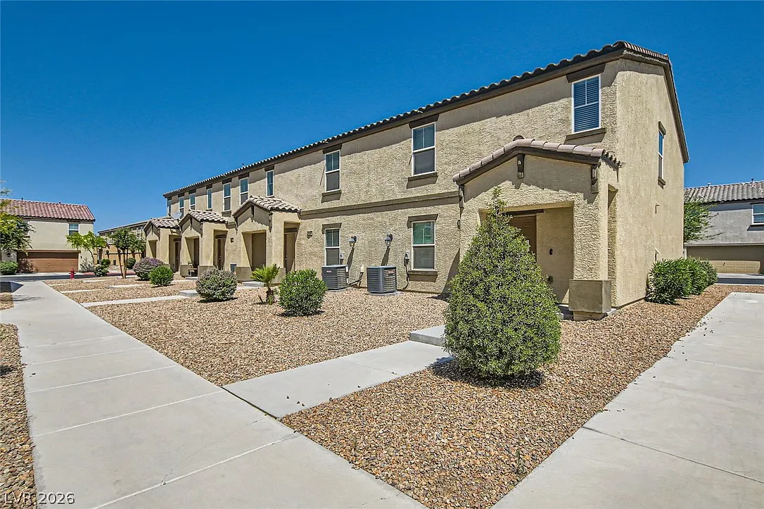 3 bed, 2.0 bath, 1298 sqft, $2,797 — Photo 1