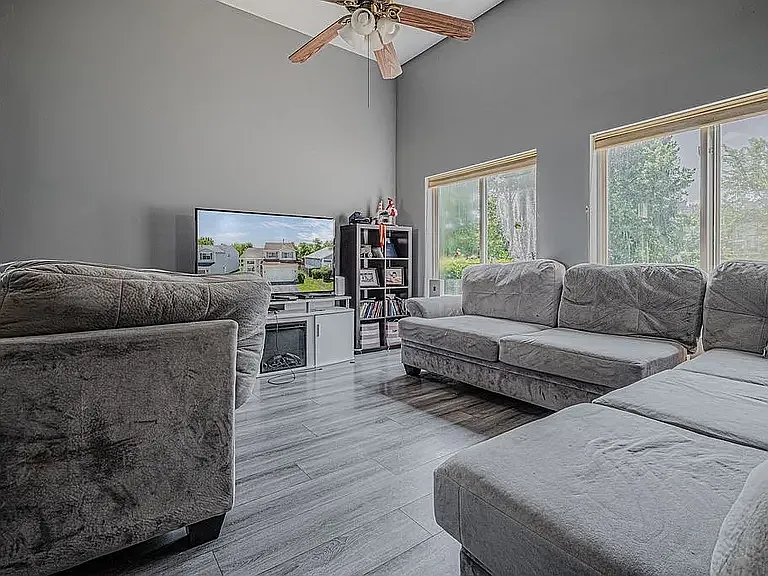 3 bed, 2.5 bath, 2400 sqft, $2,800 — Photo 4