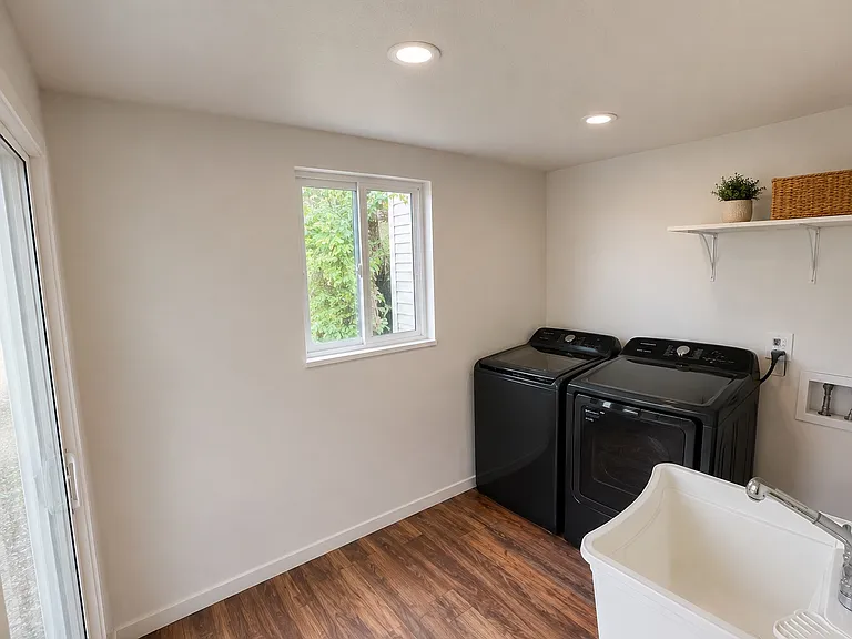 736 S Broadway — Photo 11