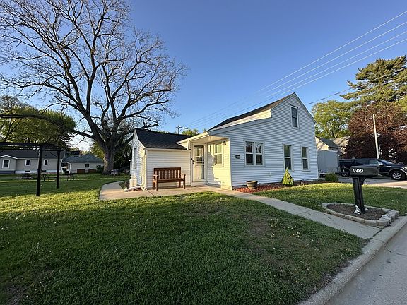 3rd image of 209 John Quincy Adams St