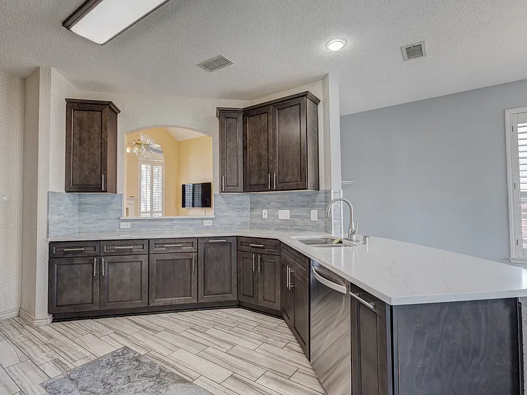 1726 Northampton Dr — Photo 12