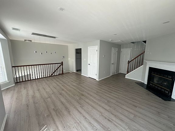 5th image of 27 Cottonwood St
