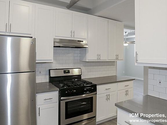 2nd image of 3918 N Pine Grove Ave APT Gdn