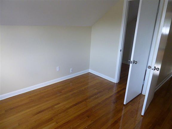 5th image of 105 Goldbach Dr