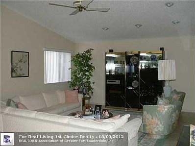 4th image of 2595 NW 15th St