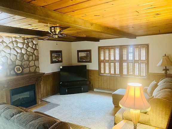 Fam room w fireplace 