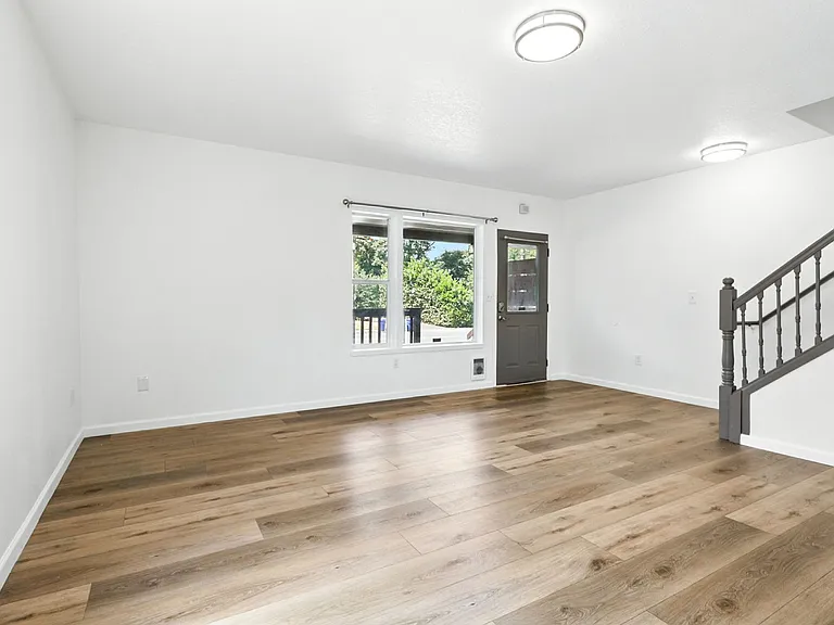 10033 N Lombard St — Photo 8