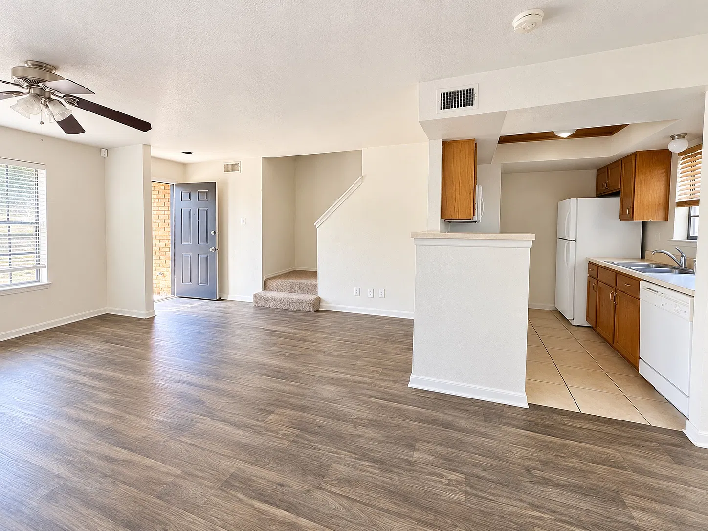 2 bed, 2.5 bath, 1048 sqft, $1,200 — Photo 3