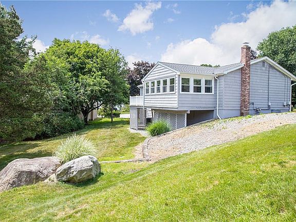 3rd image of 10 Hemlock Dr