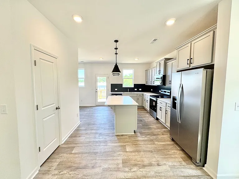 335 Cliffwood St NW #E — Photo 5