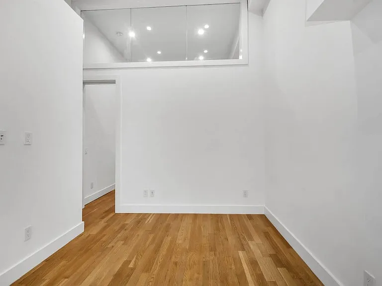 220 E 22nd St #3E — Photo 2