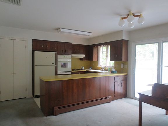 kitchen w/sliders to deck