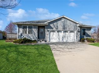 500 Shannon Dr, Robins, IA 52328
