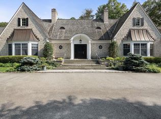 28 Rolling Dr, Glen Head, NY 11545