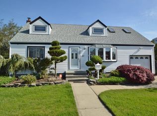 21 Clark St, West Babylon, NY 11704