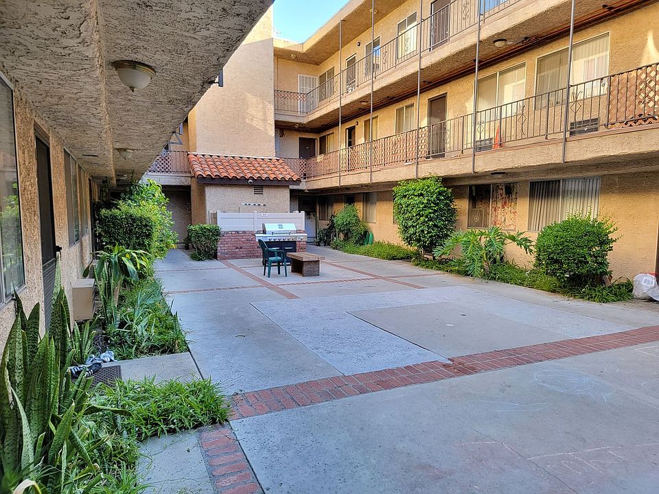 1st image of 21910 Roscoe Blvd