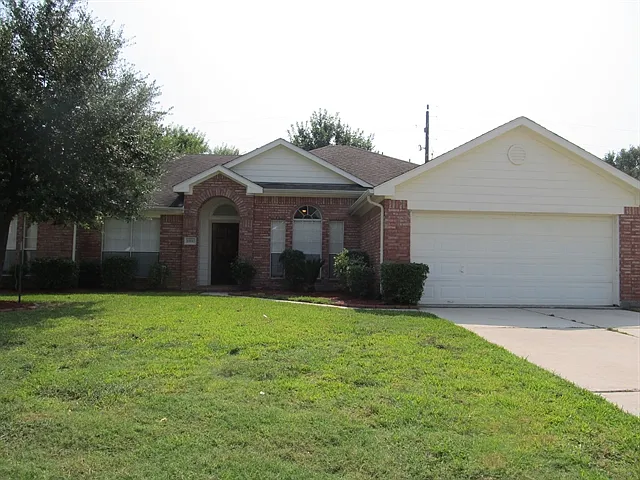 3 bed, 2.0 bath, 2177 sqft, $2,095 — Photo 1