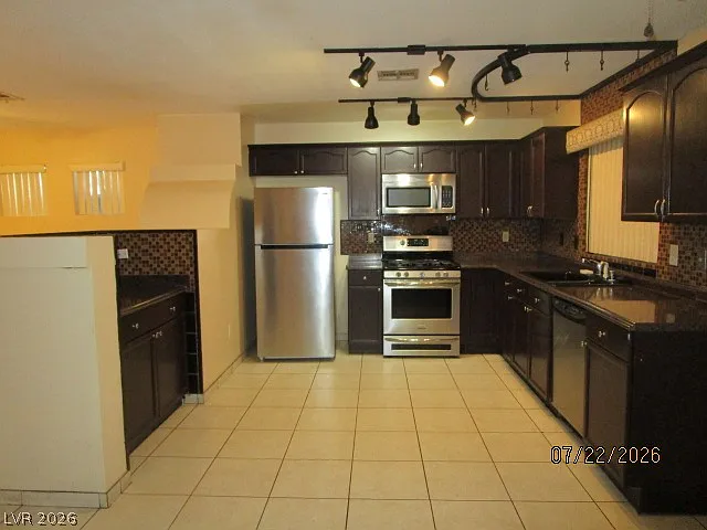 4 bed, 3.0 bath, 1770 sqft, $2,380 — Photo 4