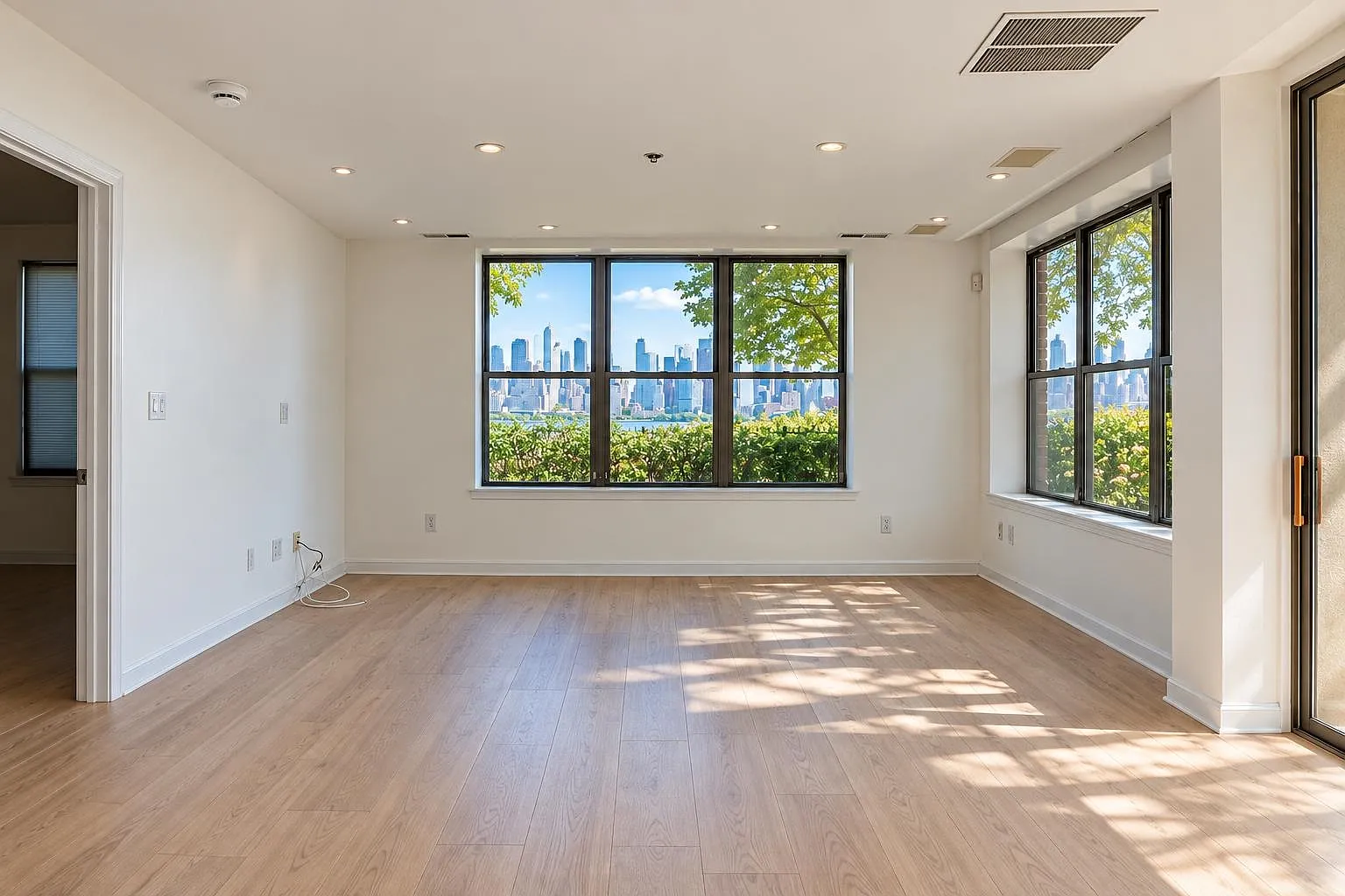 2 bed, 2.0 bath, 1200 sqft, $5,500 — Photo 4