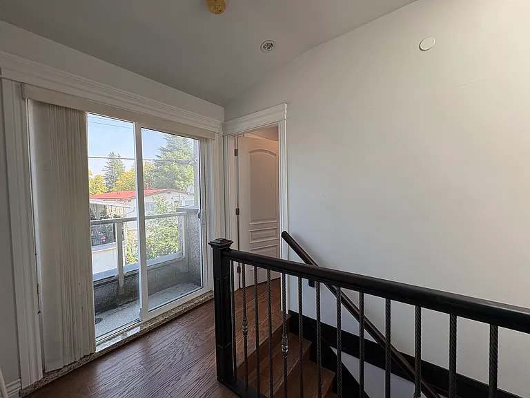 5772 Rhodes St — Photo 3