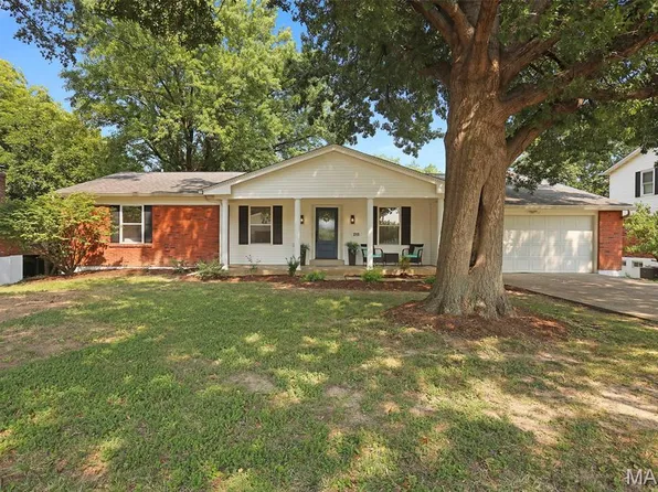 215 Ranchmoor Trl, Ballwin, MO 63011