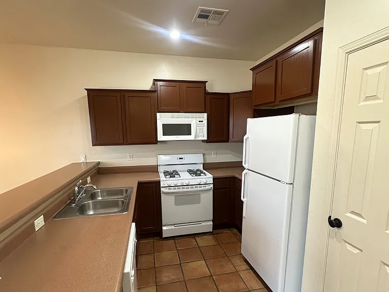 560 El Molino Blvd — Photo 2