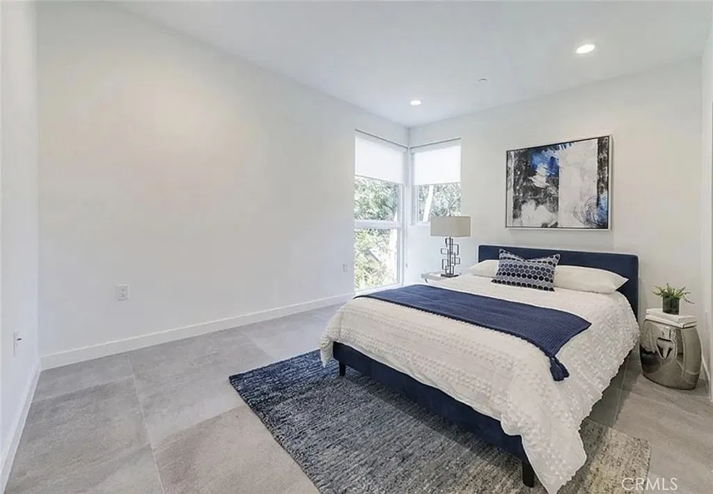 2 bed, 990 sqft, $3,490 — Photo 4