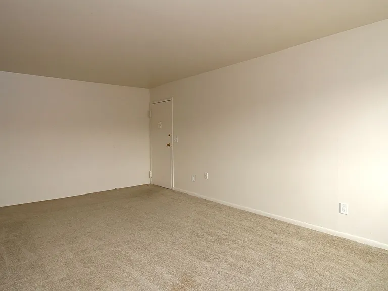 Stevens Manor Apartments — Photo 24