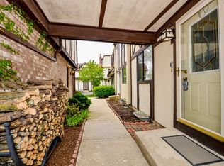 828 Village Quarter Rd APT E, West Dundee, IL 60118