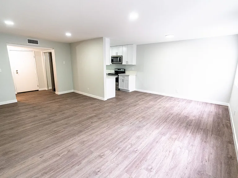 616 North Sweetzer Avenue — Photo 61