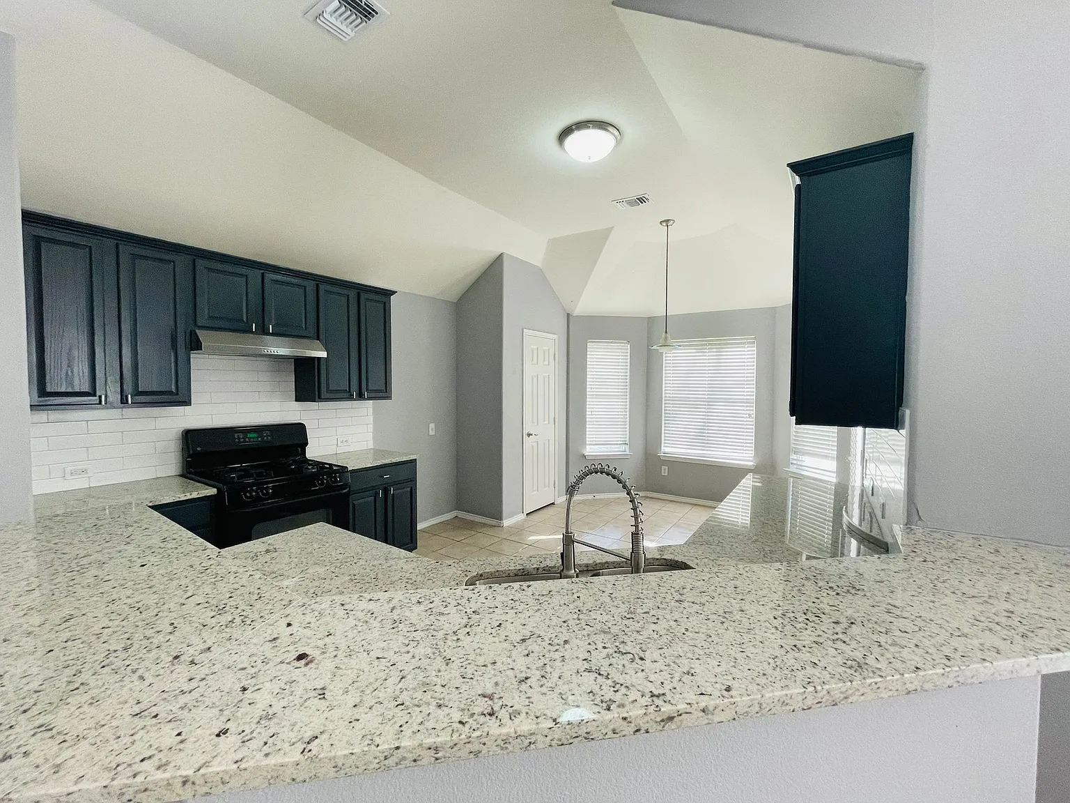 3 bed, 1716 sqft, $2,449 — Photo 2