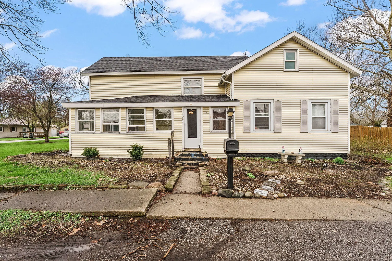 204 S 1st St photo 1