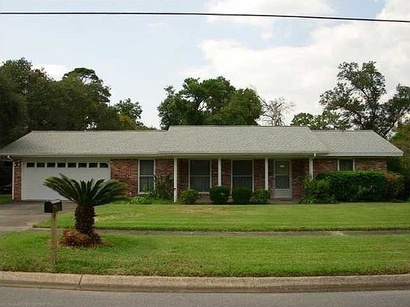 3rd image of 305 Briarwood Cir NW
